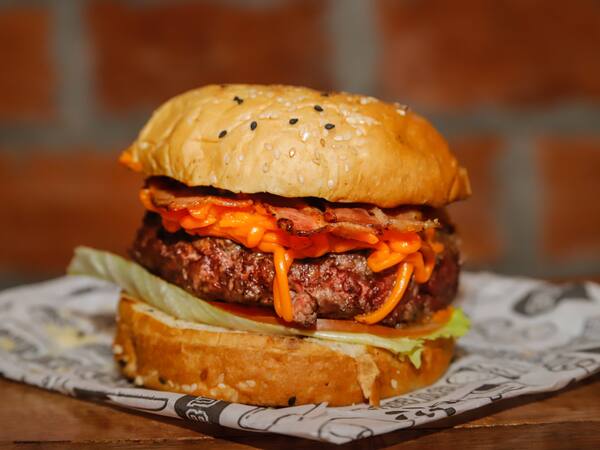 Burger artesanal com molho e bacon