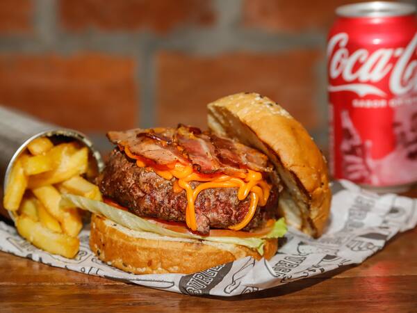 Combo Democrata com burger, batata e refrigerante